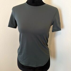 GREEN LULULEMON TOP/T-SHIRT